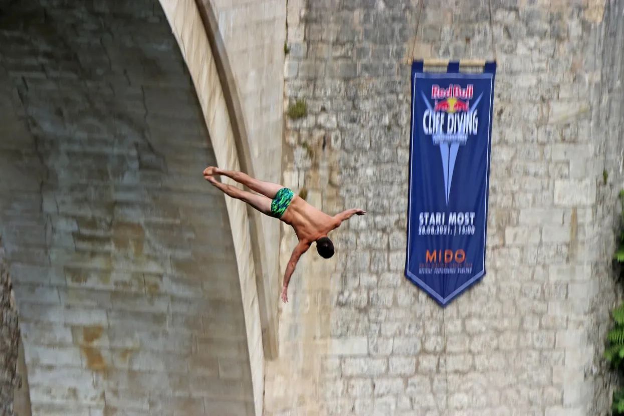 Australka Rhiannan Iffland i Englez Gary Hunt, koji ove godine nastupa pod francuskom zastavom, pobjednici su mostarskog natjecanja svjetskog prvenstva Red Bull Cliff Diving. Mostar je protekla tri dana bio domaćin najboljim svjetskim visinskim skakačima, a spektakularno natjecanje završeno je u subotu finalnom serijom skokova nakon koje su se Iffland i Hunt pokazali najkonstantnijim. (Foto FENA/Emanuel Soca)