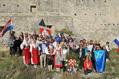 BLAGAJ, 25. listopada - Polaganjem vijenca i paljenjem svijeća u ponedjeljak je na tvrđavi hercega Stjepana Kosače (Stjepan grad) u Blagaju obilježena 543. godišnjica smrti kraljice Katarine Kosače-Kotromanić.