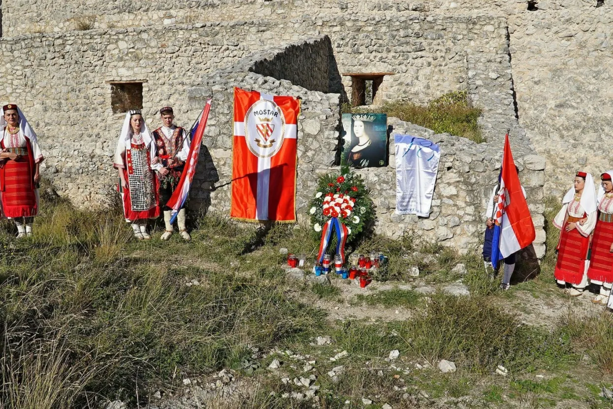 BLAGAJ, 25. listopada - Polaganjem vijenca i paljenjem svijeća u ponedjeljak je na tvrđavi hercega Stjepana Kosače (Stjepan grad) u Blagaju obilježena 543. godišnjica smrti kraljice Katarine Kosače-Kotromanić.