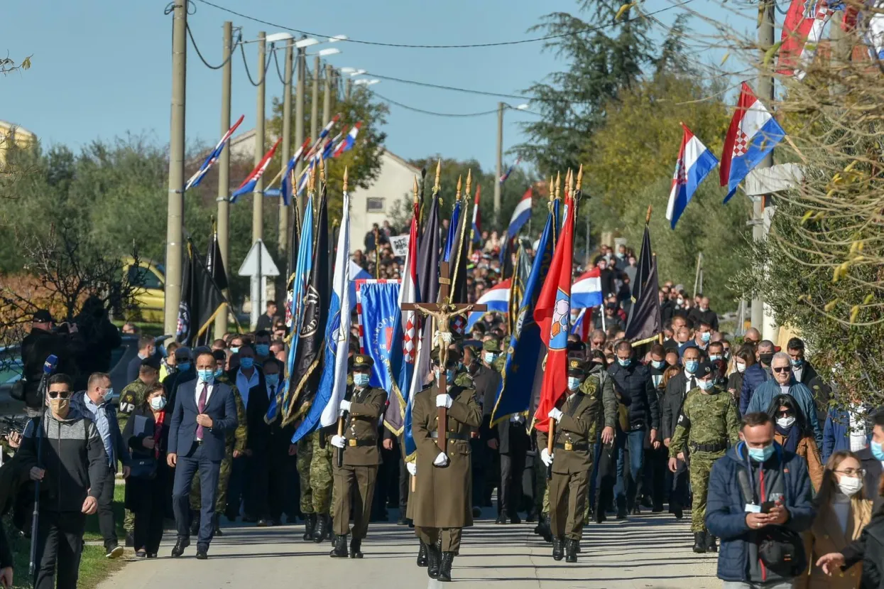 18.11.2020., Skabrnja - Kolonom sjecanja obiljezena je obljetnica stradavanja branitelja i civila u Skabrnji.
Photo: Dino Stanin/PIXSELL