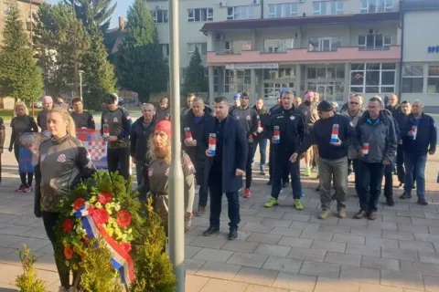 Više od 30 maratonaca krenulo je danas iz Novog Travnika za Vitez u sklopu Memorijalne utrke &quot;Svim majkama Lašvanske doline koje su izgubile svoje voljene&quot;