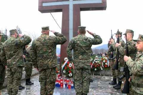 VITEZ, 9. siječnja (FENA) - U napadu Armije i MUP-a BiH 9. siječnja 1994. godine u zaseoku Buhine Kuće kod Viteza, Antun Grbavac izgubio je ženu, a njegov 2-godišnji sin Danijel ubijen je u njegovom naručju.
(Foto FENA/Duško Pucar)