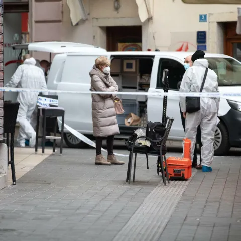 05.02.2022.,Rijeka - Oko 14.45h policija je zaprimila dojavu kako je u caffe baru Pin (Pavlinski Trg 5) doslo do tuce te je jedna zenska osoba ozljedena. Uz policijske sluzbenike na mjesto dogadaja izasla je hitna medicinska pomoc, koja je pokusala reanimirati zensku osobu ali bezuspjesno. Photo: Nel Pavletic/PIXSELL