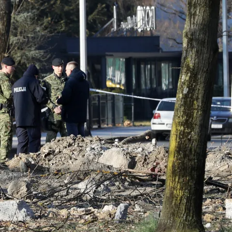 Zagreb, 11.03.2022.- Policija provodi očevid nakon pada objekta iz zraka na Jarunu, na terenu su policijski timovi specijalizirani za postupanje i reagiranje kod takve vrste događaja te nema razloga za uznemirenost građana, priopćio je u petak ujutro MUP navevi da je pronađen krater te dva padobrana