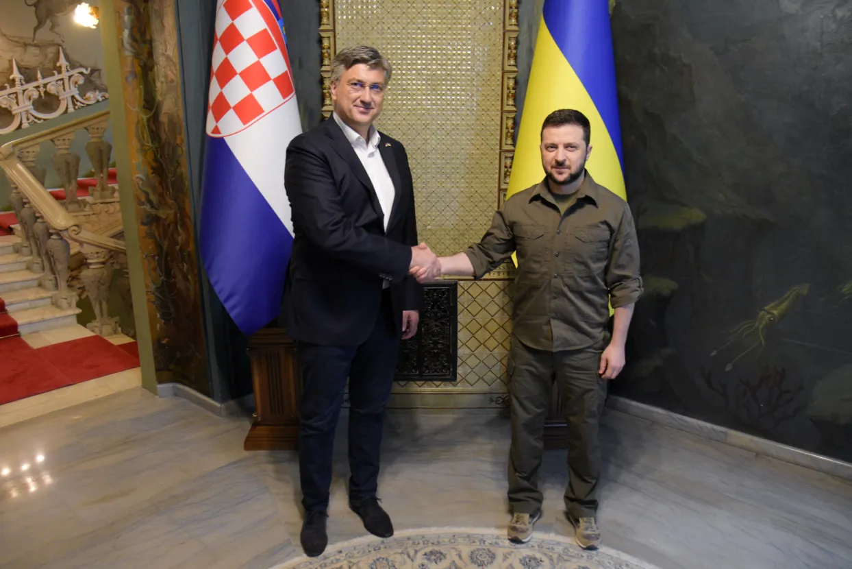 Zagreb, 8.5.2022.- Predsjednik Vlade Andrej Plenković u nedjelju ujutro stigao je u Kijev gdje će održati sastanke s predsjednikom Ukrajine Volodimirom Zelenskim, predsjednikom Vlade Denisom Šmihalom i predsjednikom Vrhovne Rade Ruslanom Stefančukom, priopćeno je iz Vlade. Na slici Andrej Plenković i Volodimir Zelenski.