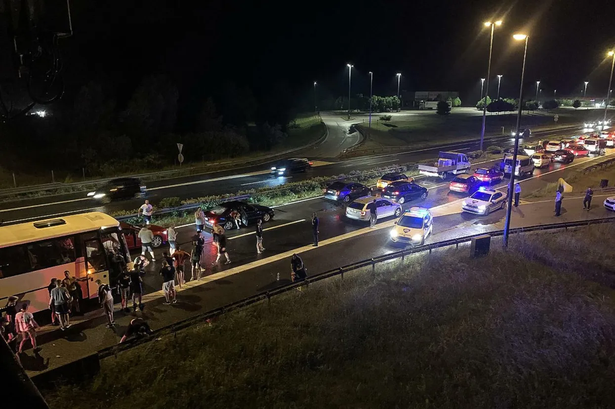 21.05.2022., Zagreb -Ekskluzivne fotografije tucnjave izmedju Torcide i policije. U subotu u 21.35 sati na autocesti A1 kod odmorista Desinec navijaci Hajduka napali su policajce koji su ih organizirano pratili s utakmice u Zagrebu. Odbijajuci napad policija je uzvratila vatrenim oruzjem kojim su ranjena dvojica napadaca, a u napadu je ozlijedjeno desetak policajaca. Photo: Pixsell/PIXSELL