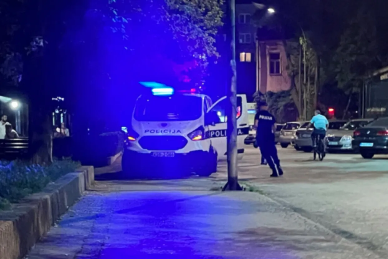 Policija kod fotokopirnice u Zenici