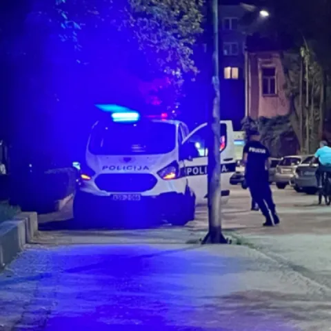 Policija kod fotokopirnice u Zenici