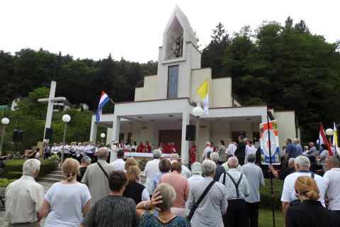 Macelj, 05.06.2022. - U Maclju je u nedjelju Križnim putem i euharistijskim slavljem obilježena 77. obljetnica Maceljske tragedije i žrtava hrvatskog Križnog puta, a državni tajnik Darko Nekić poručio je da je istraživanje žrtava iz Drugog svjetskog rata među važnijim zadaćama Ministarstva hrvatskih branitelja.
foto HINA/ Siniša KALAJDŽIJA/ ml