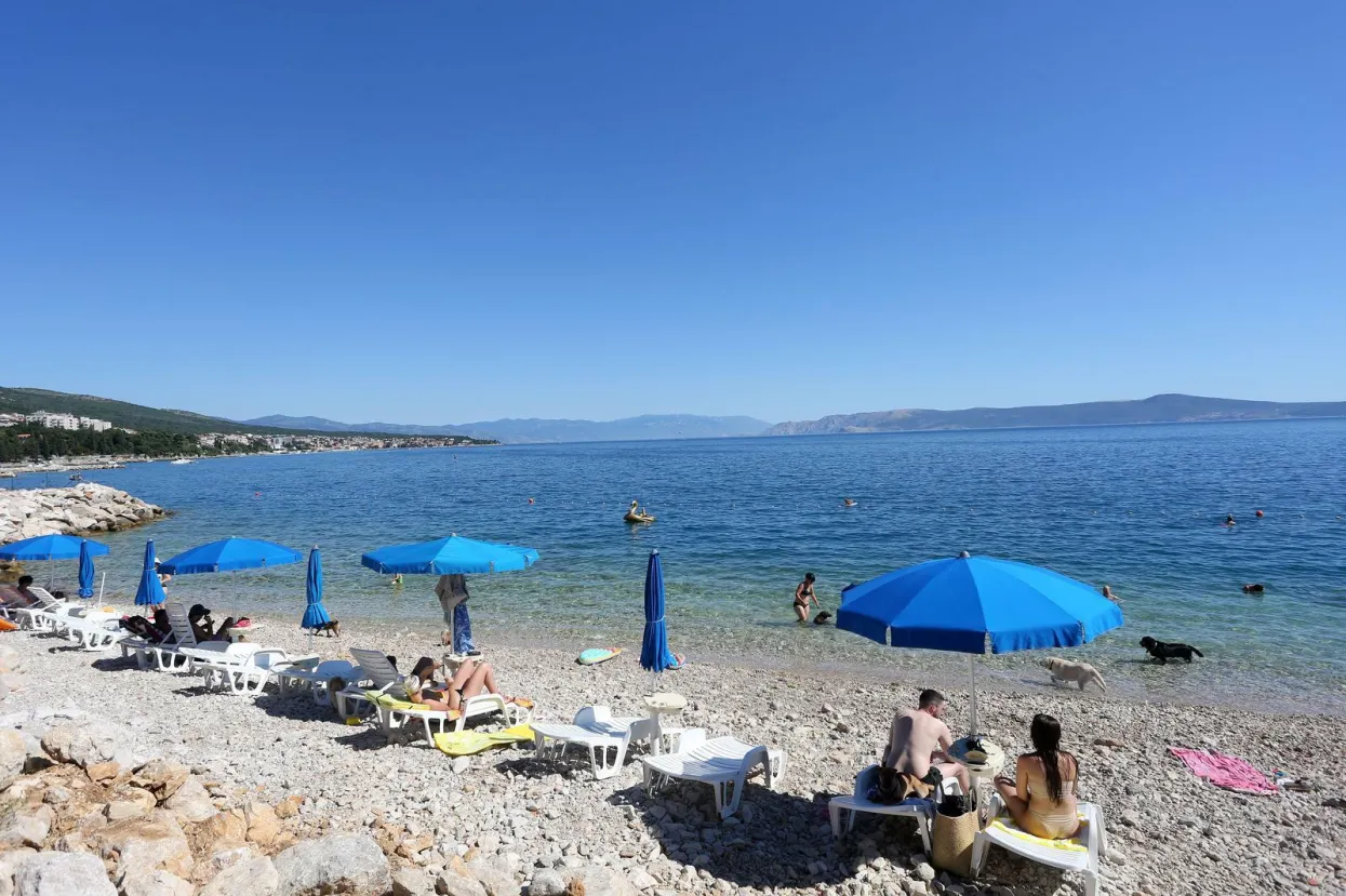 09.07.2020., Crikvenica - Ilustracije za turisticku patrolu. Plaza za pserPhoto: Goran Kovacic/PIXSELL