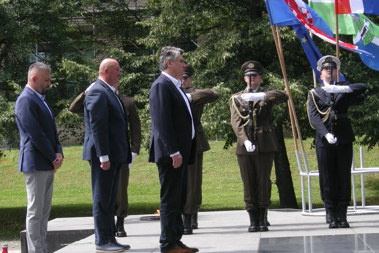 Sisak, 15.06.2022. - Predsjednik Republike i vrhovni zapovjednik Oružanih snaga Republike Hrvatske Zoran Milanović sudjelovao je u Sisku na svečanosti obilježavanja 30. obljetnice djelovanja Udruge HVIDR-a grada Siska. Tom je prilikom razgovarao s gradonačelnicom Kristinom Ikić Baniček i predsjednikom HVIDR-e Stjepanom Lugarićem, položio cvijeće i zapalio svijeću na Spomenik poginulim braniteljima, te govorio na svečanoj akademiji HVIDR-e.