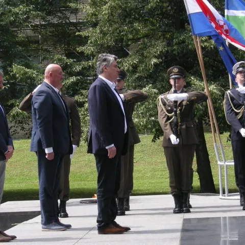 Sisak, 15.06.2022. - Predsjednik Republike i vrhovni zapovjednik Oružanih snaga Republike Hrvatske Zoran Milanović sudjelovao je u Sisku na svečanosti obilježavanja 30. obljetnice djelovanja Udruge HVIDR-a grada Siska. Tom je prilikom razgovarao s gradonačelnicom Kristinom Ikić Baniček i predsjednikom HVIDR-e Stjepanom Lugarićem, položio cvijeće i zapalio svijeću na Spomenik poginulim braniteljima, te govorio na svečanoj akademiji HVIDR-e.