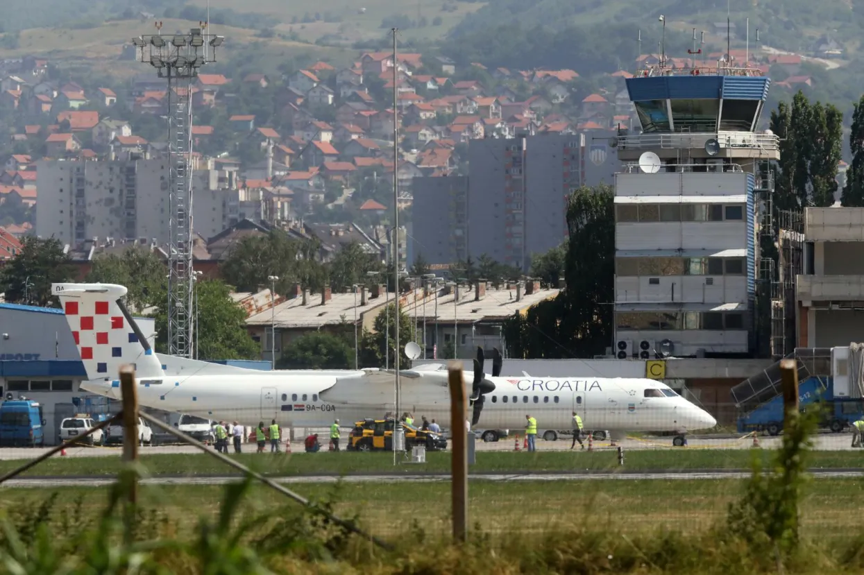 23.06.2022., Sarajevo, Bosna i Hercegovina - Avion Croatia Airlinesa koji je sinoc iz Zagreba sletio na pistu Medjunarodnog aerodroma u Sarajevu i za kojeg se sumnja da imaostecenja nastala iz vatreng oruzja. Photo: Armin Durgut/PIXSELL