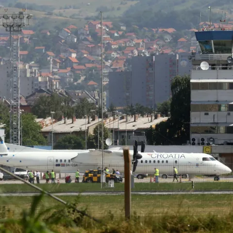 23.06.2022., Sarajevo, Bosna i Hercegovina - Avion Croatia Airlinesa koji je sinoc iz Zagreba sletio na pistu Medjunarodnog aerodroma u Sarajevu i za kojeg se sumnja da imaostecenja nastala iz vatreng oruzja. Photo: Armin Durgut/PIXSELL