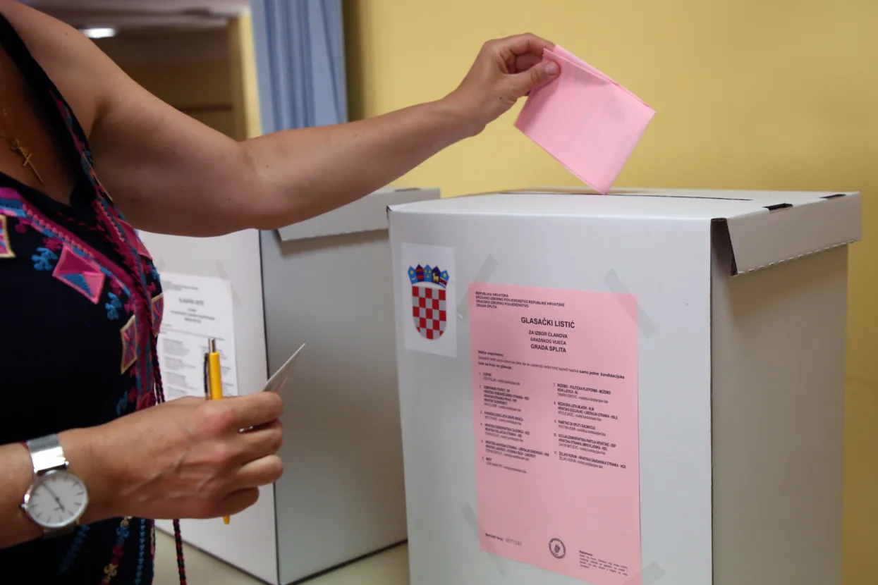 Split, 26.06.2022. - Prijevremeni izbori za gradonačelnika i zamjenike gradonačelnika te za članove Gradskoga vijeća Splita. Na fotografiji biračko mjesto.