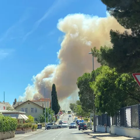 Pula, 09.07.2022. - Požar velikih razmjera buknuo je u subotu oko podneva na području naselja Valdebek u Puli, a zbog požara na trafostanici veći dio grada ostao je bez struje. foto HINA/ Daniel SPONZA/ ml