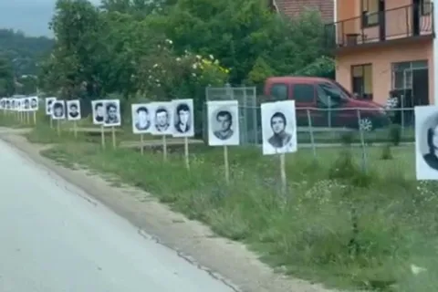 Fotografije ubijenih Srba postavljene pored puta koji vodi do Potočara