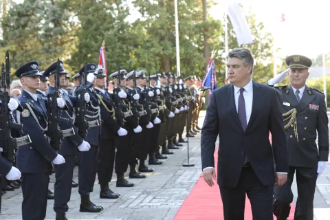 Zagreb, 20.07.2022. - Predsjednik Republike i vrhovni zapovjednik Oružanih snaga Republike Hrvatske (OSRH) Zoran Milanović uručio je počasne činove i odlikovanja hrvatskim braniteljima na svečanosti u Uredu predsjednika Republike. Na fotografiji Robert Hranj, Zoran Milanović.