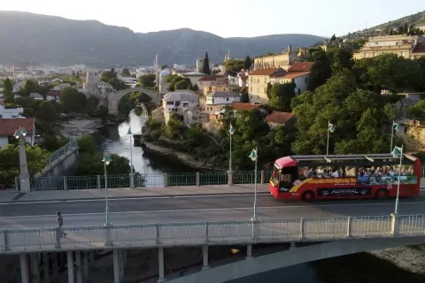 Cabrio bus na Carinskom mostu u Mostaru