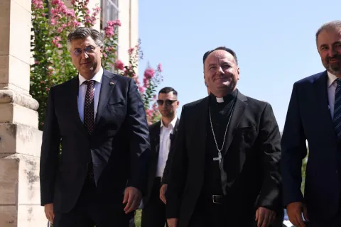 25.07.2022., Mostar - Premijer Vlade RH Andrej Plenkovic posjetio Biskupijski ordinarijat te se sastao s mons. Petrom Palicem, biskupom Mostarsko-duvanjske i upraviteljem Trebinjsko-mrkanjske biskupije. Uz predsjednika Vlade bio je i ministar hrvatskih branitelja Tomo Medved, potpredsjednik Vlade i minisar mora, prometa i infrastrukture Oleg Butkovic, ministar vanjskih i europskih poslova Gordan Grlic Radman, ministrica poljoprivrede Marija Vuckovic, te Zvonko Milas, drzavni tajnik Sredisnjeg ureda za Hrvate izvan RH. Photo: Denis Kapetanovic/PIXSELL