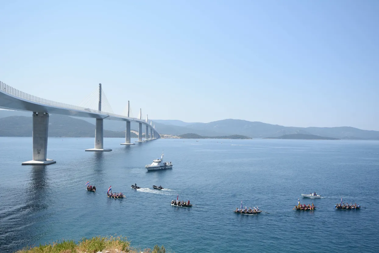 Komarna, 26.07.2022 - Neretvanski redari koji su iz uća Neretve doplovili do Komarne, otplovili su regatu oko Peljekog mosta, pred svečanost otvaranja.
foto HINA/ Mario STRMOTIĆ/ ua