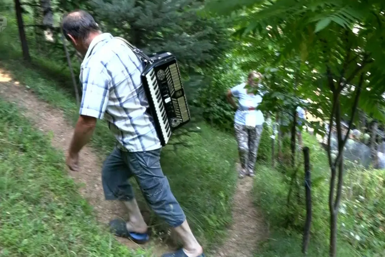 Fojničanin godinama vlastitim rukama gradio kaskade i pripremao parcelu za voće