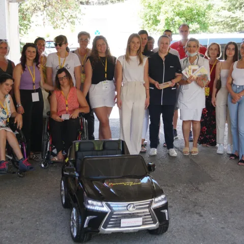 &quot;Radost u bolničkom okruženju&quot;: SKB Mostar uručen dječji električni automobil