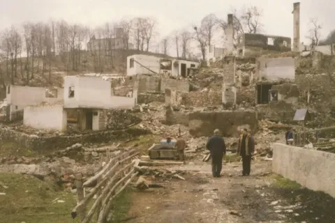 Na fotografiji se nalazi selo Borovica, općina Vareš, neposredno nakon &quot;oslobođenja&quot; od Armije. Selo su zapalili izbjeglice iz Istočne Bosne koje su Hrvati Borovice smjestili u svoje domove nakon progona.