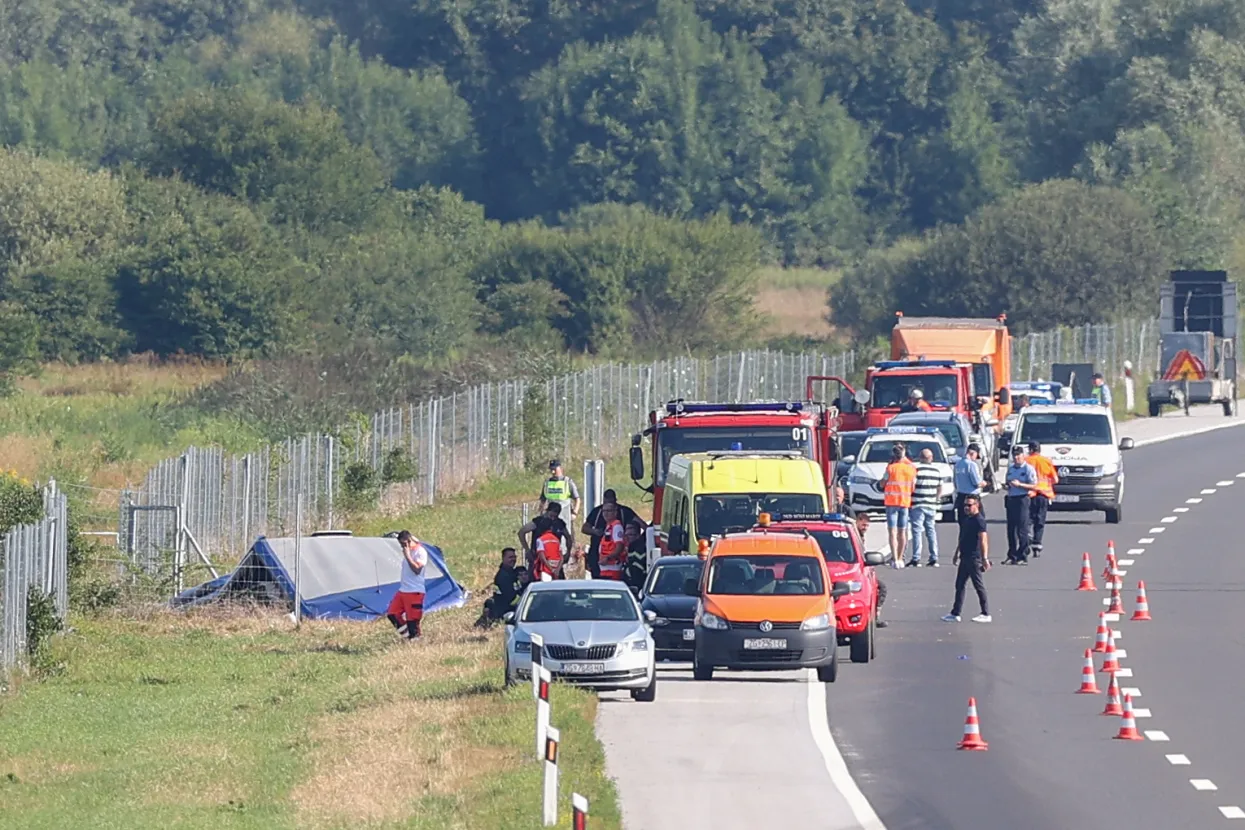 Varaždin, 06.08.2022 - Dvanaest osoba je poginulo, više od 40 je ranjenih, u prometnoj nesreći koja se oko 5,40 sati dogodila na autocesti A4 u smjeru Zagreba, izjavio je na konferenciji za novinare ministar unutarnjih poslova Davor Božinović.