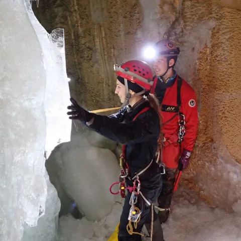 Sjeverni Velebit, 10.08.2022 - Međunarodna speleološka ekspedicija, koja drugi tjedan istražuje 15 jama u najzaštićenijim dijelovima hrvatske prirode, na Velebitu, uočila je ubrzano otapanje leda u podzemlju, što je povezala s &quot;klimatskim uvjetima&quot;. Na slici led u Lukinoj jami. foto HINA/SO Velebit/ ik