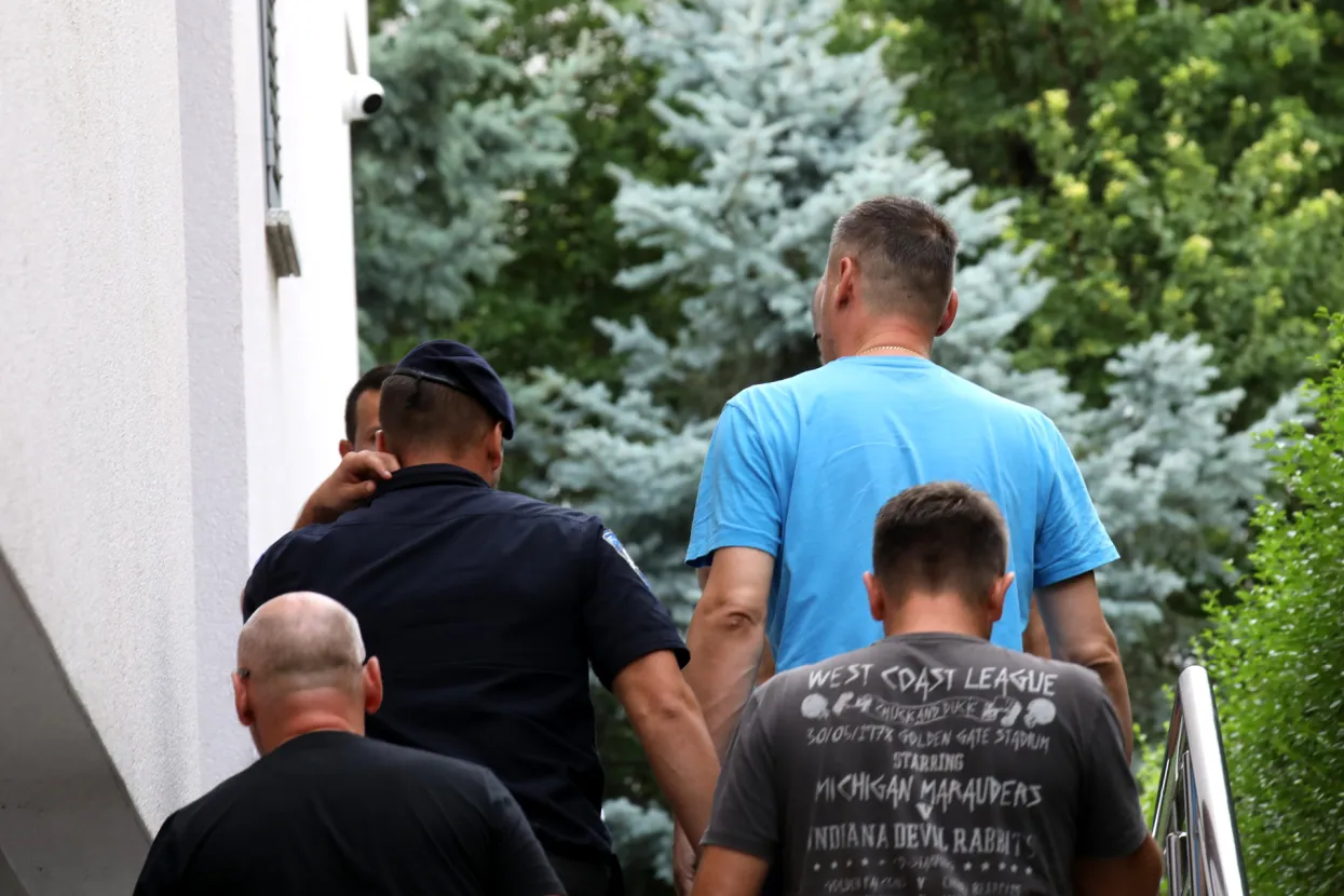 Zagreb, 27.08.2022. - Damir Škugor, INA-in direktor sektora prirodnog plina, doveden je u policijskom&nbsp;kombiju na pretres stana. Na fotografiji policija, Damir Škugor