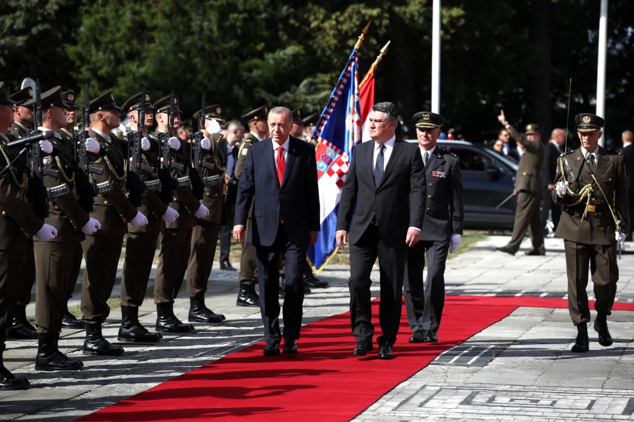 Zagreb, 08.09.2022 - Predsjednik Turske Recep Tayyip Erdogan u službenom je posjetu Republici Hrvatskoj. Predsjednik Republike Hrvatske Zoran Milanović dočekao je predsjednika Republike Turske Recepa Tayyipa Erdogana u Uredu Predsjednika. Na fotografiji Recep Tayyip Erdogan, Zoran Milanović.
foto HINA/ Damir SENČAR/ ml