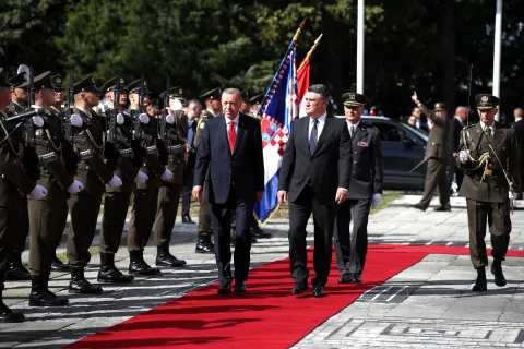 Zagreb, 08.09.2022 - Predsjednik Turske Recep Tayyip Erdogan u službenom je posjetu Republici Hrvatskoj. Predsjednik Republike Hrvatske Zoran Milanović dočekao je predsjednika Republike Turske Recepa Tayyipa Erdogana u Uredu Predsjednika. Na fotografiji Recep Tayyip Erdogan, Zoran Milanović.
foto HINA/ Damir SENČAR/ ml