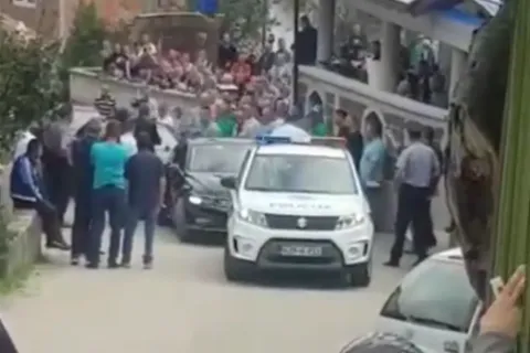 Policija u pratnji Izetbegovića na predizbornom skupu