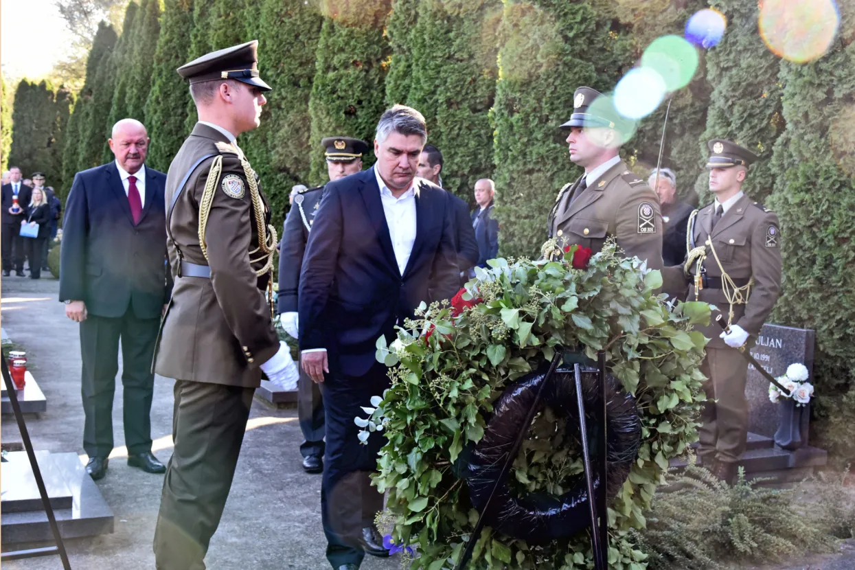 Vukovar, 16.10.2022. - Predsjednik Republike Zoran Milanović položio je vijenac na grobu pukovnika Alfreda Hila obilježavajući 31. obljetnicu njegove pogibije na Memorijalnom groblju žrtava Domovinskog rata. Vijence su također položili gradonačelnik Grada Vukovara Ivan Penava i predsjednik Gradskog vijeća Grada Vukovara Željko Sabo