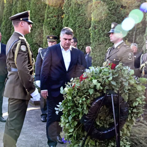 Vukovar, 16.10.2022. - Predsjednik Republike Zoran Milanović položio je vijenac na grobu pukovnika Alfreda Hila obilježavajući 31. obljetnicu njegove pogibije na Memorijalnom groblju žrtava Domovinskog rata. Vijence su također položili gradonačelnik Grada Vukovara Ivan Penava i predsjednik Gradskog vijeća Grada Vukovara Željko Sabo