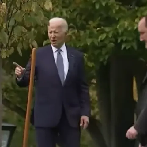 Biden u vrtu Bijele kuće