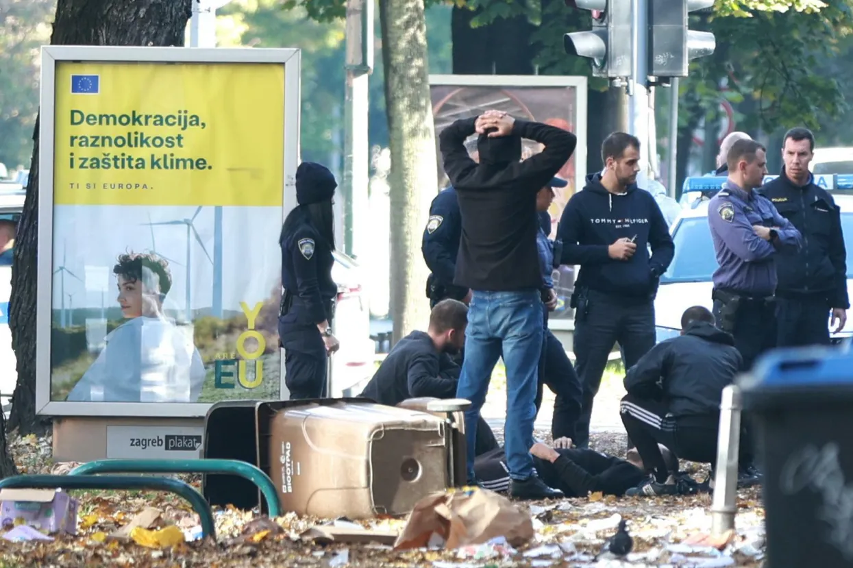 30.10.2022., Zagreb - Izidora Krsnjavog. U blizini stadiona u Krancevicevoj u tijeku je policijska intervencija i uhicenja te dolazak hitne pomoci radi tesko ozlijedjenog mladica nakon tucnjave navijackih skupina izmedju prije utakmice Lokomotive i Hajduka. Razbacane drvene i teleskopske palice duz cijele ulice pokazuju na veliki navijacki okrsaj. Photo: Pixsell/PIXSELL