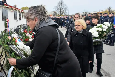 Vukovar, 19.11.2022.- Komemorativnim programom &quot;rtva Borovo naselja za domovinu&quot;, polaganjem vijenaca i paljenjem svijeća kod ostataka Borovo commerca u čijem se podrumu 1991. nalazila Ratna bolnica i sklonite, u subotu je obiljeena 31. obljetnica stradanja vukovarske četvrti Borovo naselje.