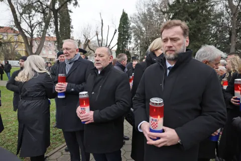 Odavanje počasti poginulim hrvatskim braniteljima povodom 30. obljetnice Vojno-redarstvene operacije Maslenica kod spomen-obilježja Kocka
Foto HINA/Zvonko KUCELIN