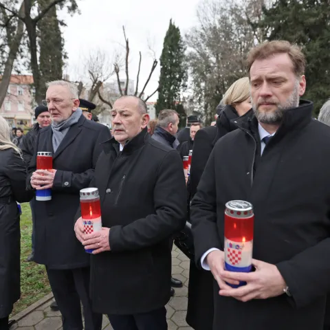 Odavanje počasti poginulim hrvatskim braniteljima povodom 30. obljetnice Vojno-redarstvene operacije Maslenica kod spomen-obilježja Kocka
Foto HINA/Zvonko KUCELIN