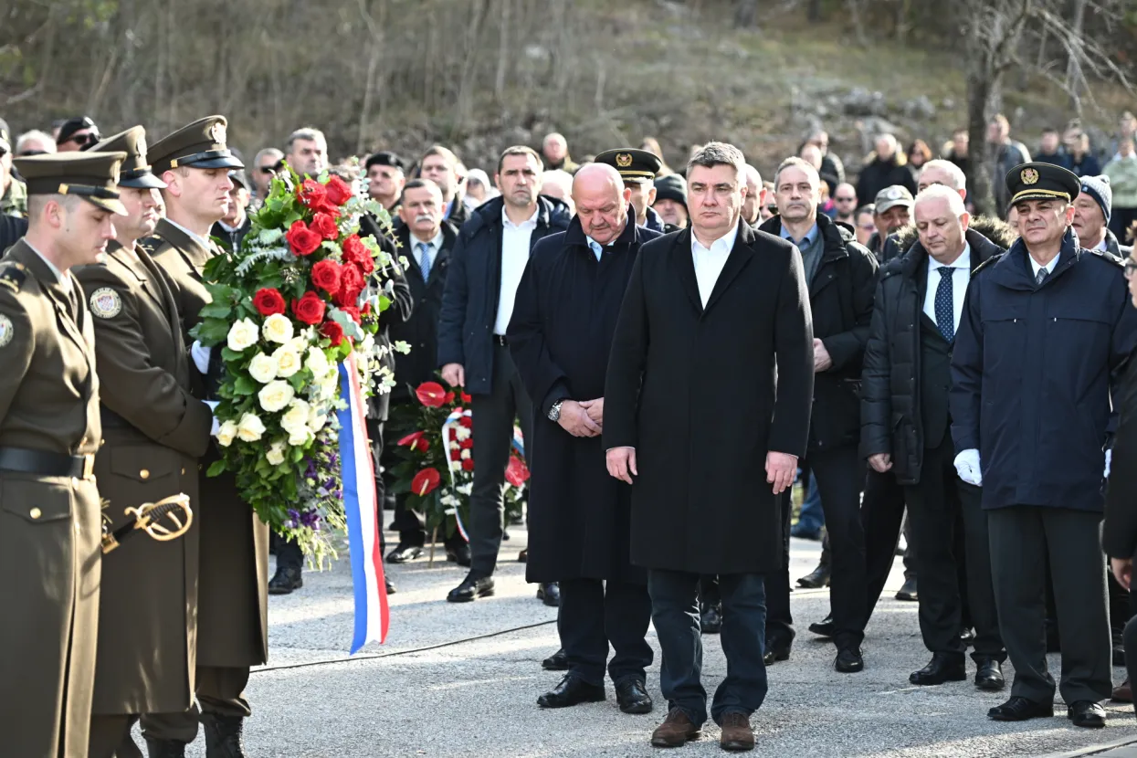 Predsjednik Republike i vrhovni zapovjednik Oružanih snaga RH Zoran Milanović sudjelovao je na obilježavanju 30. godišnjice vojne akcije Hrvatske vojske &quot;Peruća&quot; kod spomen obilježja Anti Buljanu. Na fotografiji Zoran Milanović