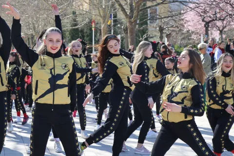 MOSTAR, 17. ožujka (FENA) &ndash; Više od 200 mladih zaplesalo je u Mostaru na plesnoj revoluciji pod nazivom &quot;One Billion Rising&quot; koja je i ove godine održana s ciljem podizanja svijesti i borbe protiv svih oblika nasilja nad djevojčicama, djevojkama i ženama.(Foto FENA/Branka Soldo)