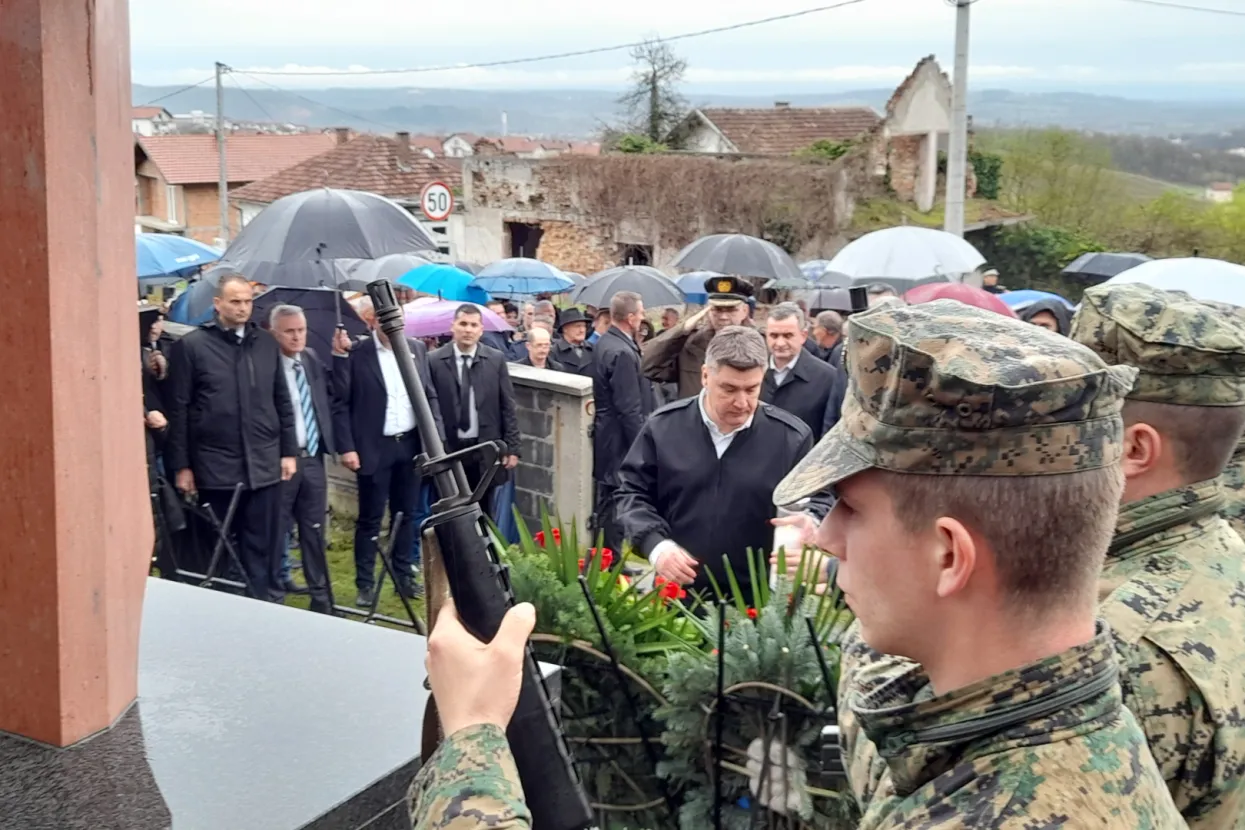 Derventa, 25.03.2023 - Predsjednik Zoran Milanović sudjelovao je na obilježavanju 31. obljetnice osnutka 103. brigade HVO-a Derventa. Položio je vijenac i zapalio svijeću kod spomen obilježja poginulim pripadnicima 103. brigade Hrvatskog vijeća obrane Derventa, na groblju Rabić u Derventi.