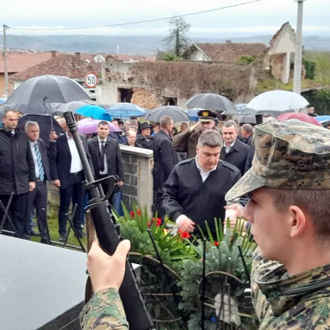 Derventa, 25.03.2023 - Predsjednik Zoran Milanović sudjelovao je na obilježavanju 31. obljetnice osnutka 103. brigade HVO-a Derventa. Položio je vijenac i zapalio svijeću kod spomen obilježja poginulim pripadnicima 103. brigade Hrvatskog vijeća obrane Derventa, na groblju Rabić u Derventi.