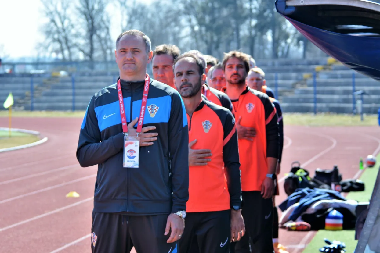 Na fotografiji Josip Šimunić ispred hrvatske reprezentacije U-19.