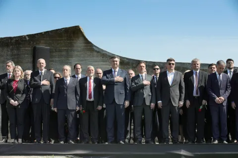 Jasenovac, 23.4.2023.- Komemoracija u povodu 78. obljetnice proboja posljednjih zatočenika logora Jasenovac na Spomen području Jasenovac kod spomenika Cvijet. Na slici Radovan Fuchs, Anja impraga, Davor Boinović, Furio Radin, Ivan Malenica, Stjepan Mesić, Gordan Grlić Radman, Andrej Plenković, Gordan Jandroković, Zoran Milanović, Milorad Pupovac i Peđa Grbin.