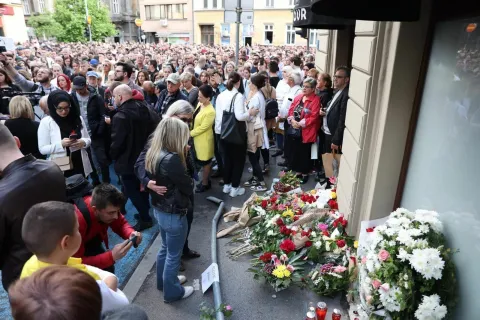 Veliki broj građana se okupio na Marijin Dvoru gdje je stradala Azra Spahić