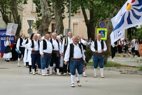 MOSTAR, 17. lipnja (FENA) &ndash; Najkvalitetnija kulturno-umjetnička društva koja baštine višestoljetnu tradicijsku kulturnu baštinu Hrvata prezentirala su u Mostaru svoje izvorne nošnje, plesove, glazbala, napjeve i običaje na Državnoj smotri izvornog folklora Hrvata u BiH.(Foto FENA/Branka Soldo)