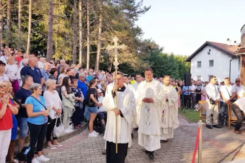 Teslić: Nadbiskup Vukšić predvodio je misno slavlje u Komušini